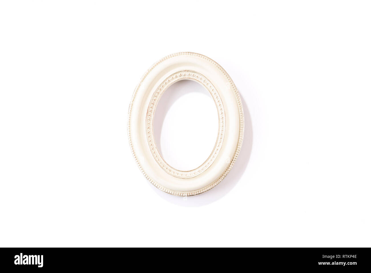 Weiß antik oval Bild/Foto Frame auf weißem Hintergrund. Flach, von oben, Overhead, isoliert, Vorlage. Stockfoto