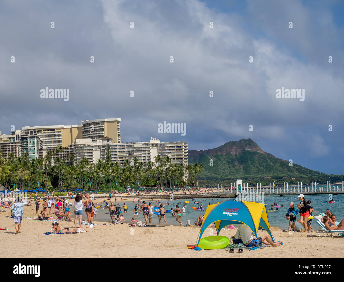 Sonnenanbeter am Strand von Waikiki am Hawaiian Hilton am 7. August in Honolulu, USA 2016. Der Waikiki Strand ist Nachbarschaft von Honolulu, am besten bekannt für Weiße Stockfoto