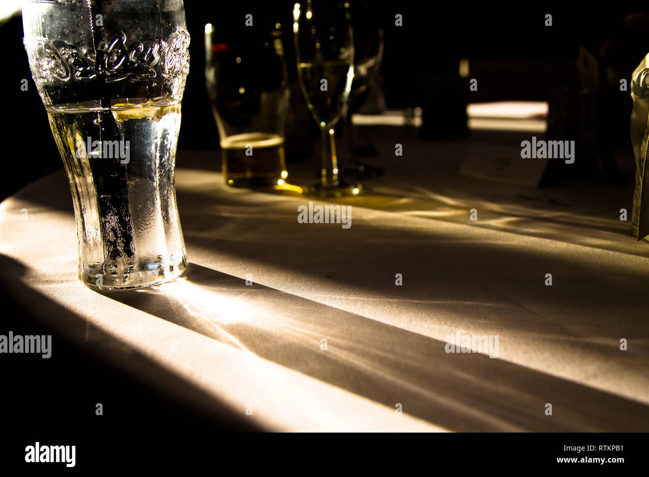 Gläser auf Tabelle mit Sonnenlicht Stockfoto