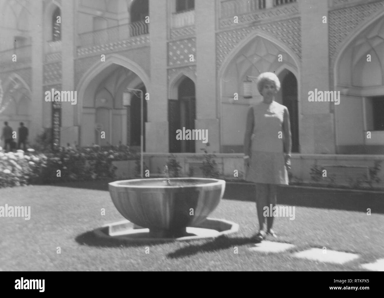 Amerikanische Frau Shopping und während einer Aramco Frauengruppe Shopping und kulturelle Reise nach Isfahan, Iran auf Tournee in den 1970er Jahren Stockfoto