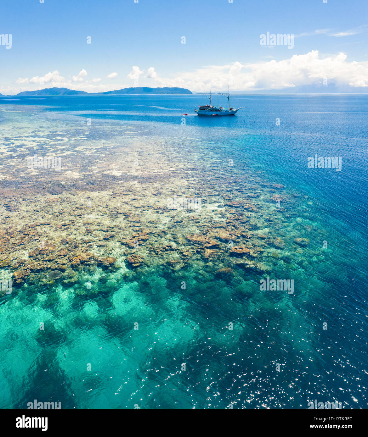 Luftbild des Korallenriff und Tauchsafari, Raja Ampat Inseln, West Papua, Indonesien, Pazifischer Ozean Stockfoto