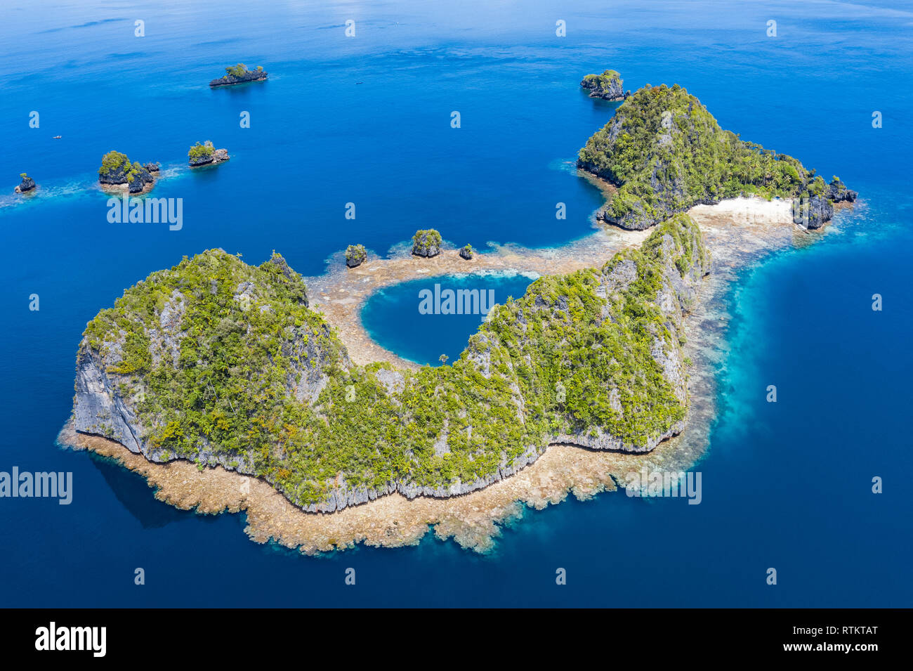 Luftaufnahme von Raja Ampat Inseln, West Papua, Indonesien, Pazifischer Ozean Stockfoto