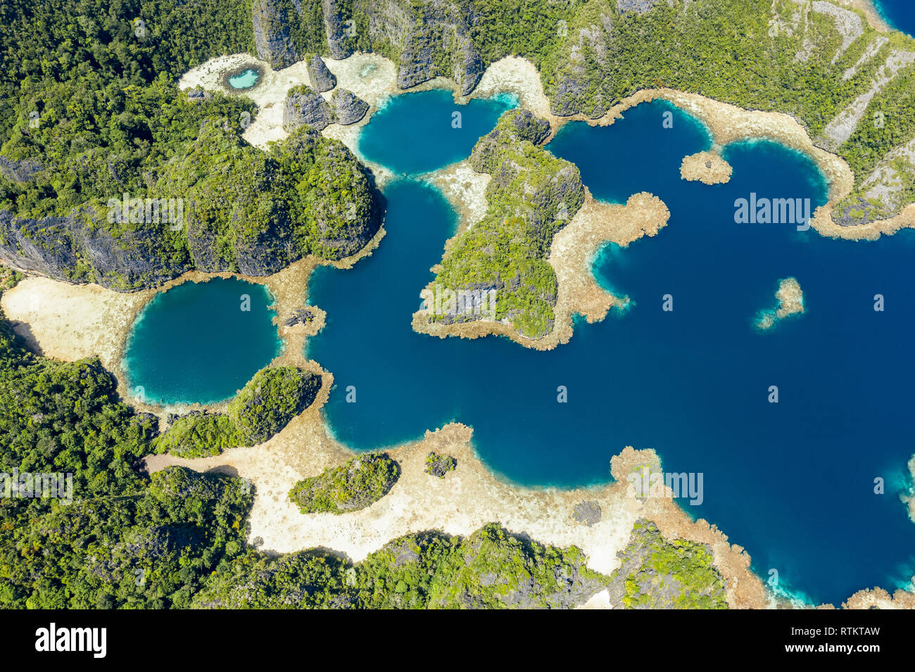 Luftaufnahme von Raja Ampat Inseln, West Papua, Indonesien, Pazifischer Ozean Stockfoto