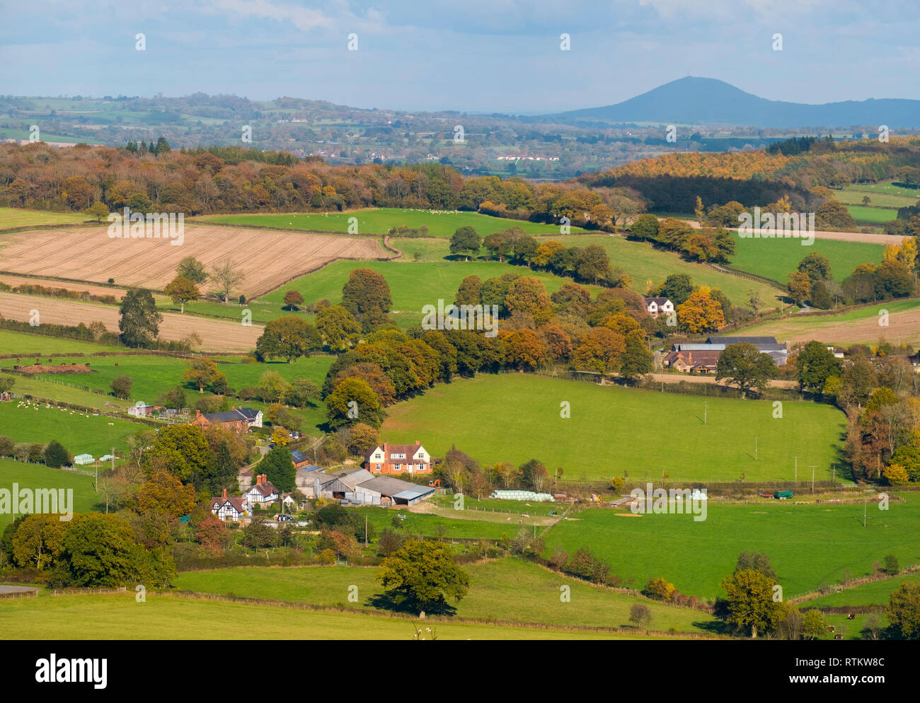 Blick über South Shropshire Landschaft mit Blick auf die wrekin von Flundern Torheit Turm auf Callow Hill in der Nähe von Craven Arms, Shropshire, England, UK. Stockfoto