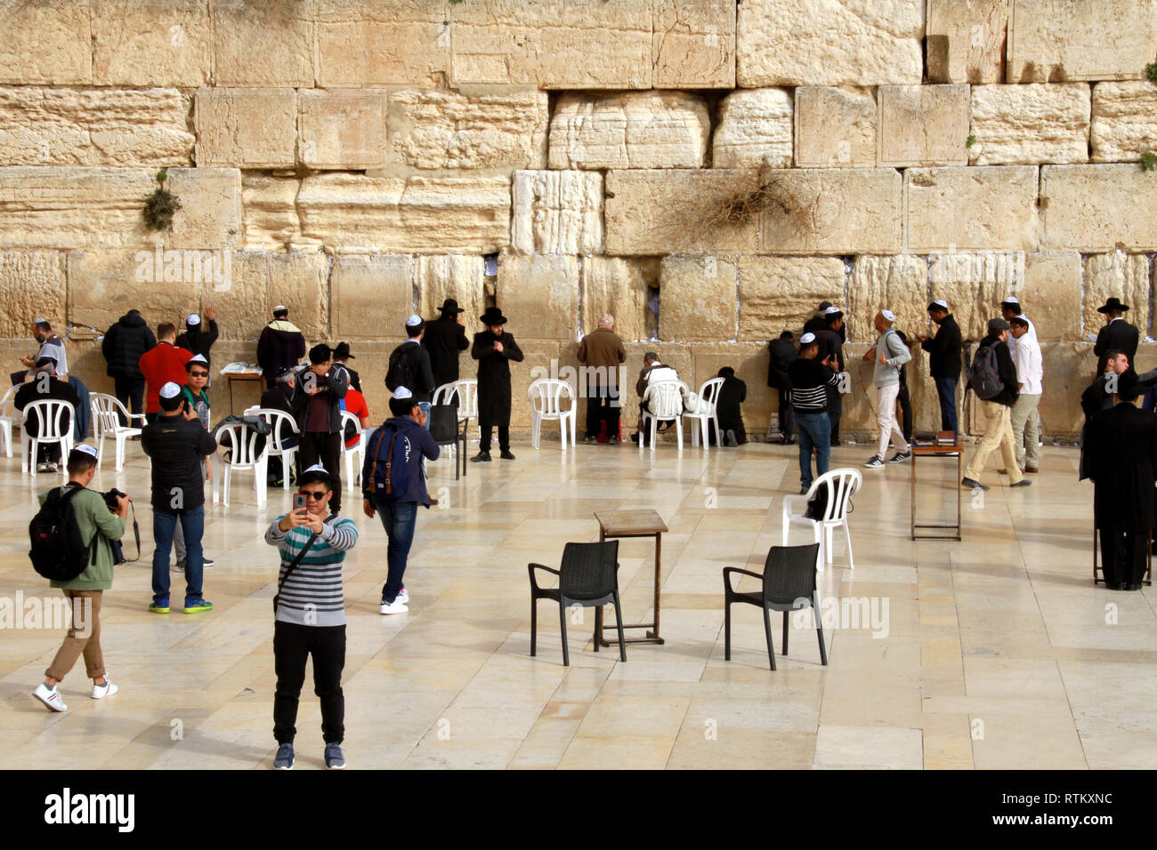 Ein junger Mann nimmt einen selfie an der westlichen Mauer. Stockfoto
