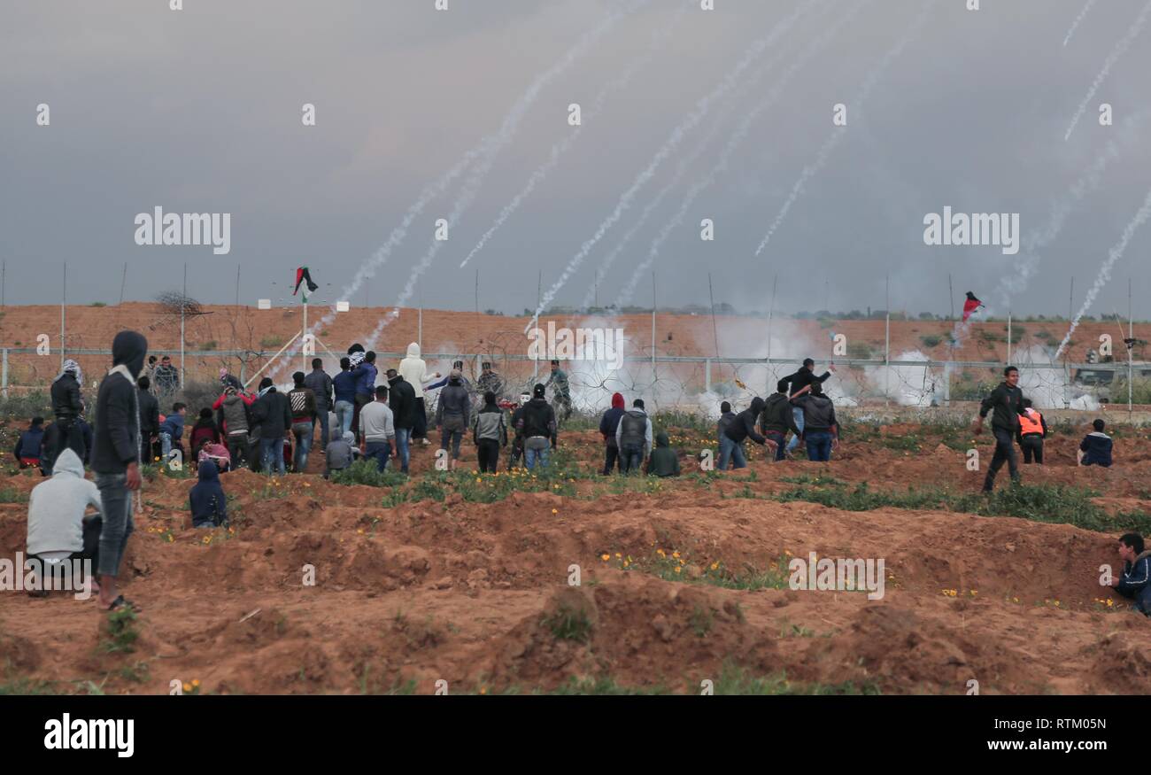 Israelische Sicherheitskräfte mit Gas rauch Kanister während eine "große März Rendite' Demonstration auf israelische Grenze der östlichen Khan Yunis, in Gaza reißen eingreifen. Stockfoto