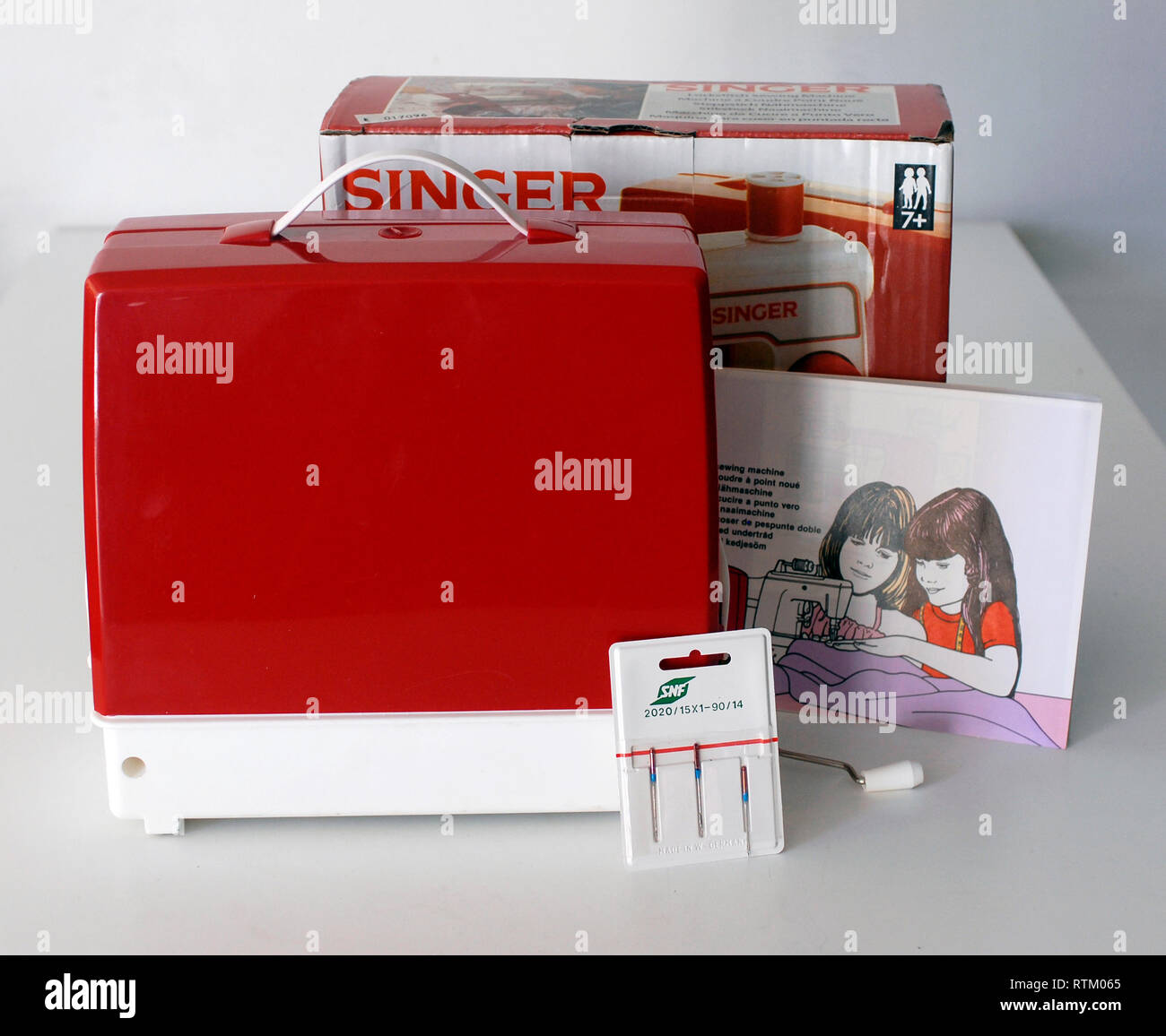 Sänger Marke Vintage Spielzeug Nähmaschine Stockfotografie - Alamy