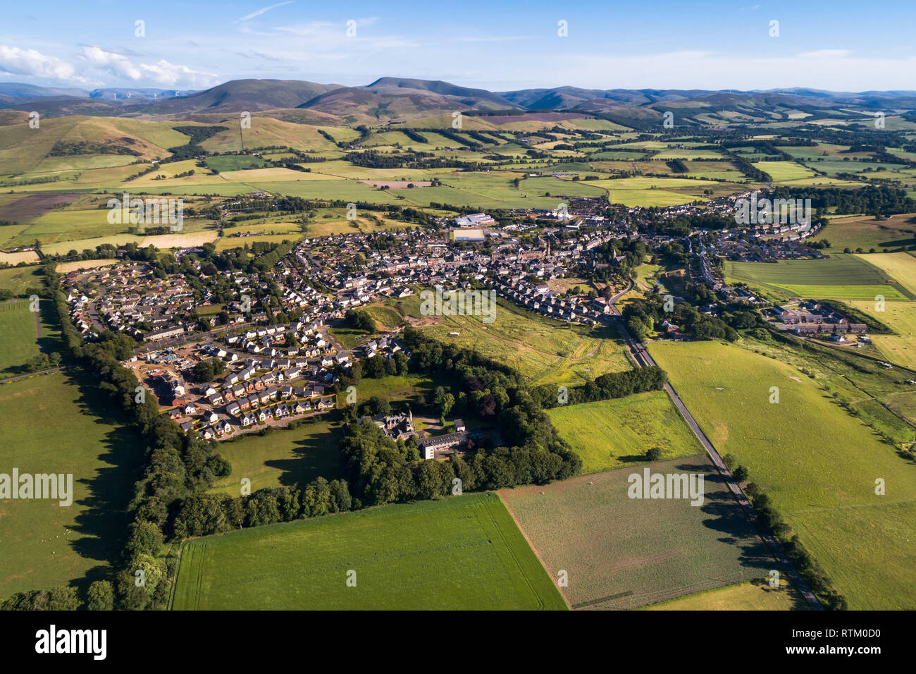 Luftbild der Stadt Biggar in South Lanarkshire angezeigt Die obere Clyde Tal und die Hügel des Scottish Borders, in Abend Sonne aufgenommen. Stockfoto