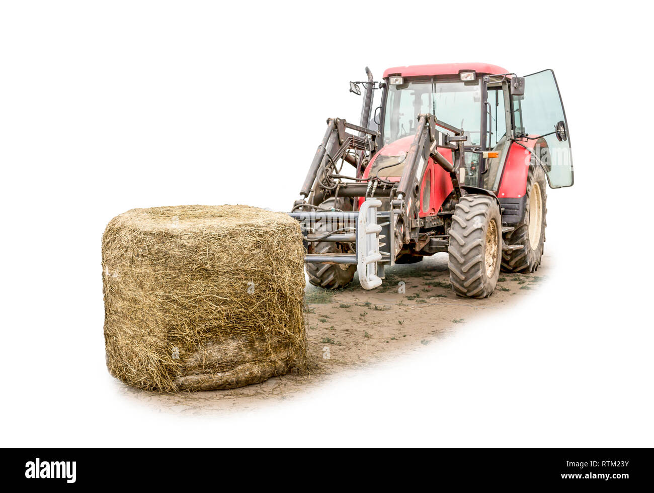 Von der Membran ein silageballen und einem Traktor, der mit einem Gabelstapler ausgepackt. Isoliert Foto. Notwendige Ausrüstung für eine Molkerei. Stockfoto