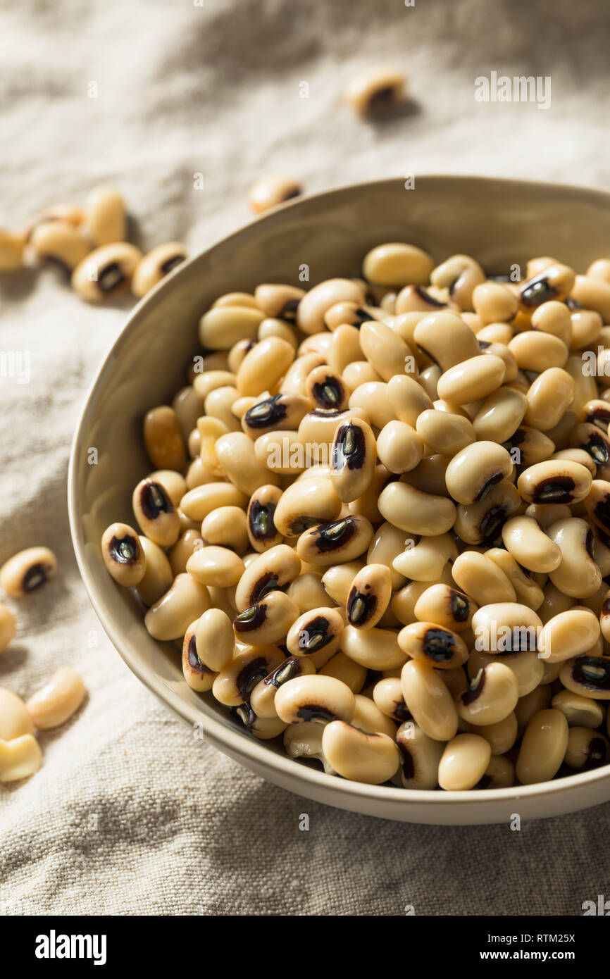 Raw Organic frischen schwarzen Auge Erbsen in eine Schüssel geben. Stockfoto