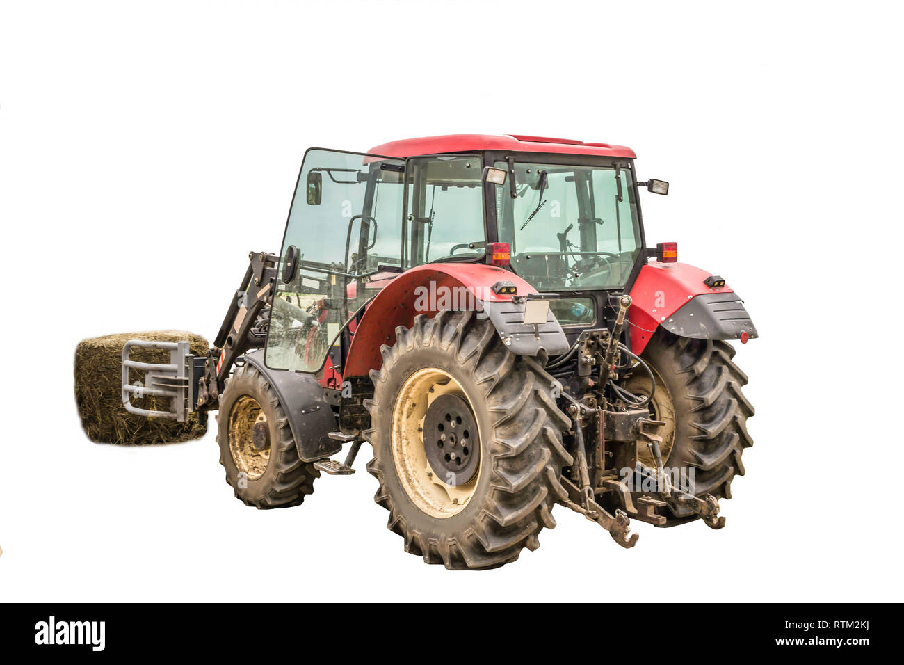 Von der Membran ein silageballen und einem Traktor, der mit einem Gabelstapler ausgepackt. Isoliert Foto. Notwendige Ausrüstung für eine Molkerei. Stockfoto