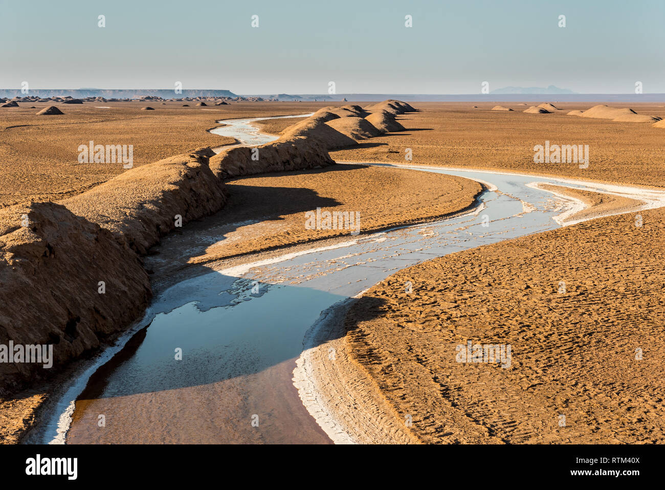 Anzeigen von Salz Rud-e Schur Fluss innerhalb ei Berge, yardangs in Kaluts Wüste, Teil der Wüste Dasht-e Lut in der Provinz Kerman, Iran Stockfoto