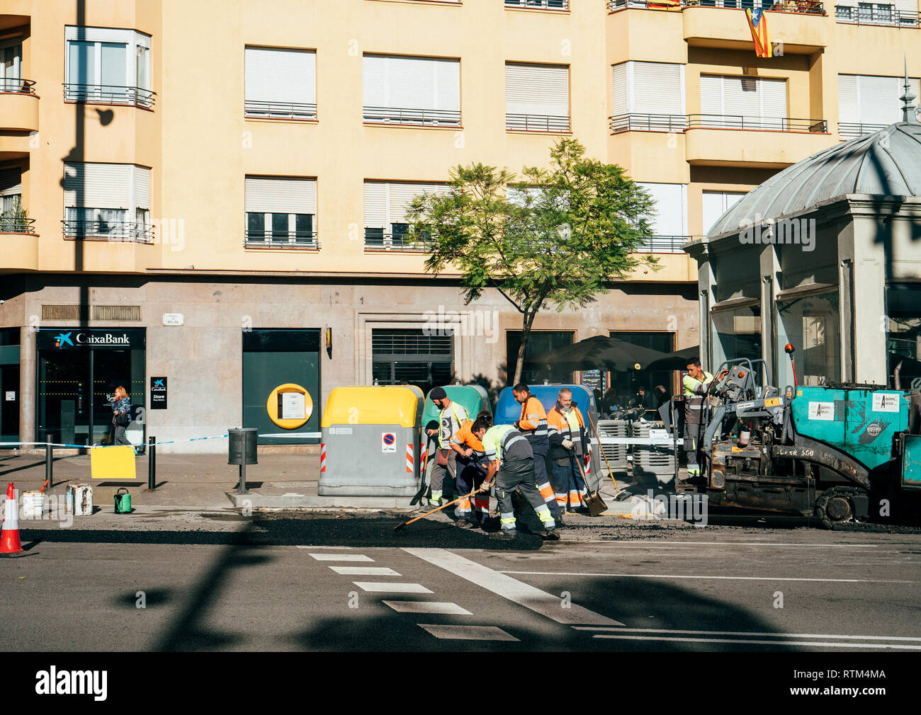 BARCELONA, SPANIEN - 12.November 2017: Team von bemuskelt Arbeitnehmer posing Asphalt auf der Straße von Barcelona auf der Via Augusta Straße ona warmen Herbst Tag Stockfoto