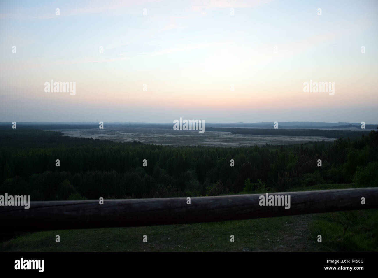 Landschaft der Wüste Bledow (Pustynia Bledowska) von Czubatka montieren. Polnisch Dessert zwischen Bledow und die Dörfer von Chechlo und Klucze in Polen. Stockfoto