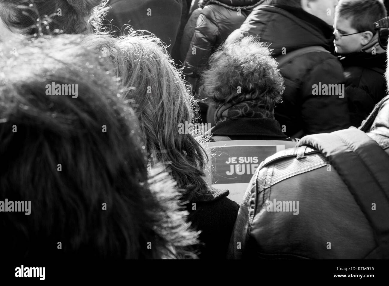 Straßburg, Frankreich - 1. NOVEMBER 2015: Ansicht von hinten von Je suis juif Pappe Zeichen an Protesten nach Paris Terroranschlag auf Charlie Hebdo Stockfoto