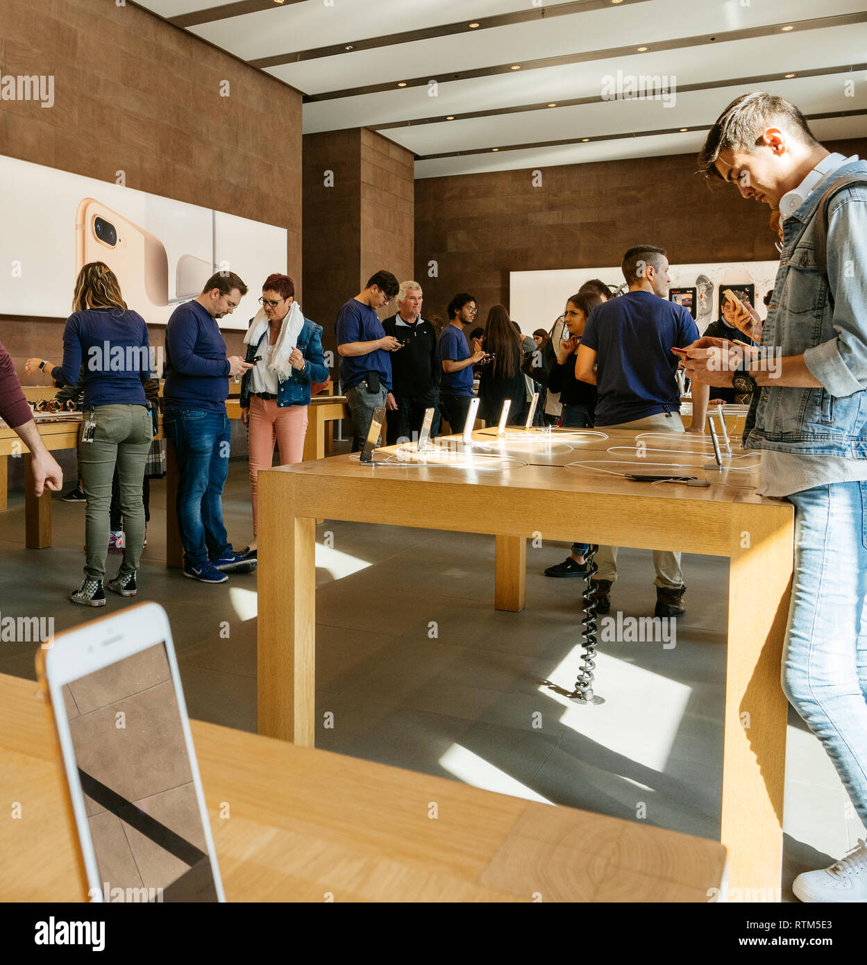 PARIS, Frankreich, 22.September 2017: Neue iPhone 8 und iPhone 8 Plus, sowie die aktualisierte Apple, Apple TV geht auf Verkauf heute im Apple Store mit Kunden am Telefon suchen Stockfoto