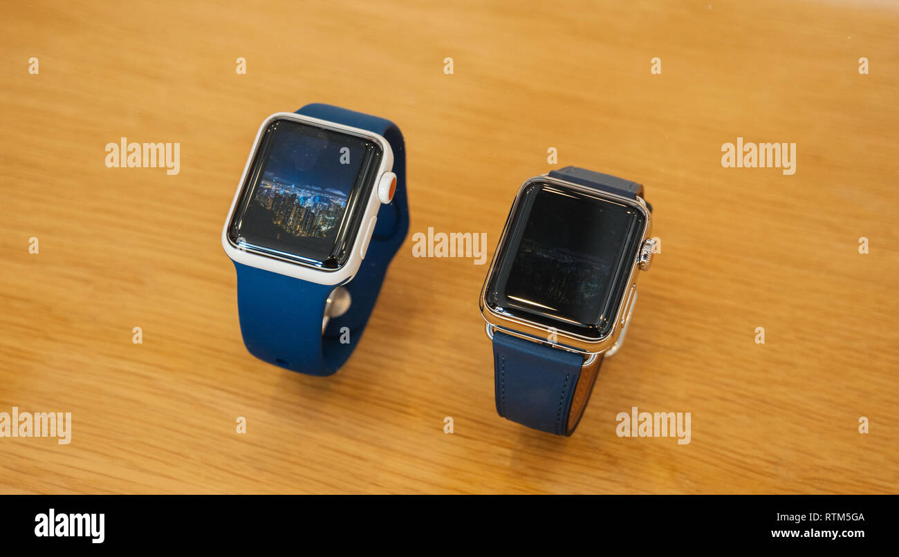 PARIS, Frankreich, 22.September 2017: Neue Apple Watch Serie 3 geht auf Verkauf im Apple Store mit Gold und Keramik watch exklusive Modell Stockfoto