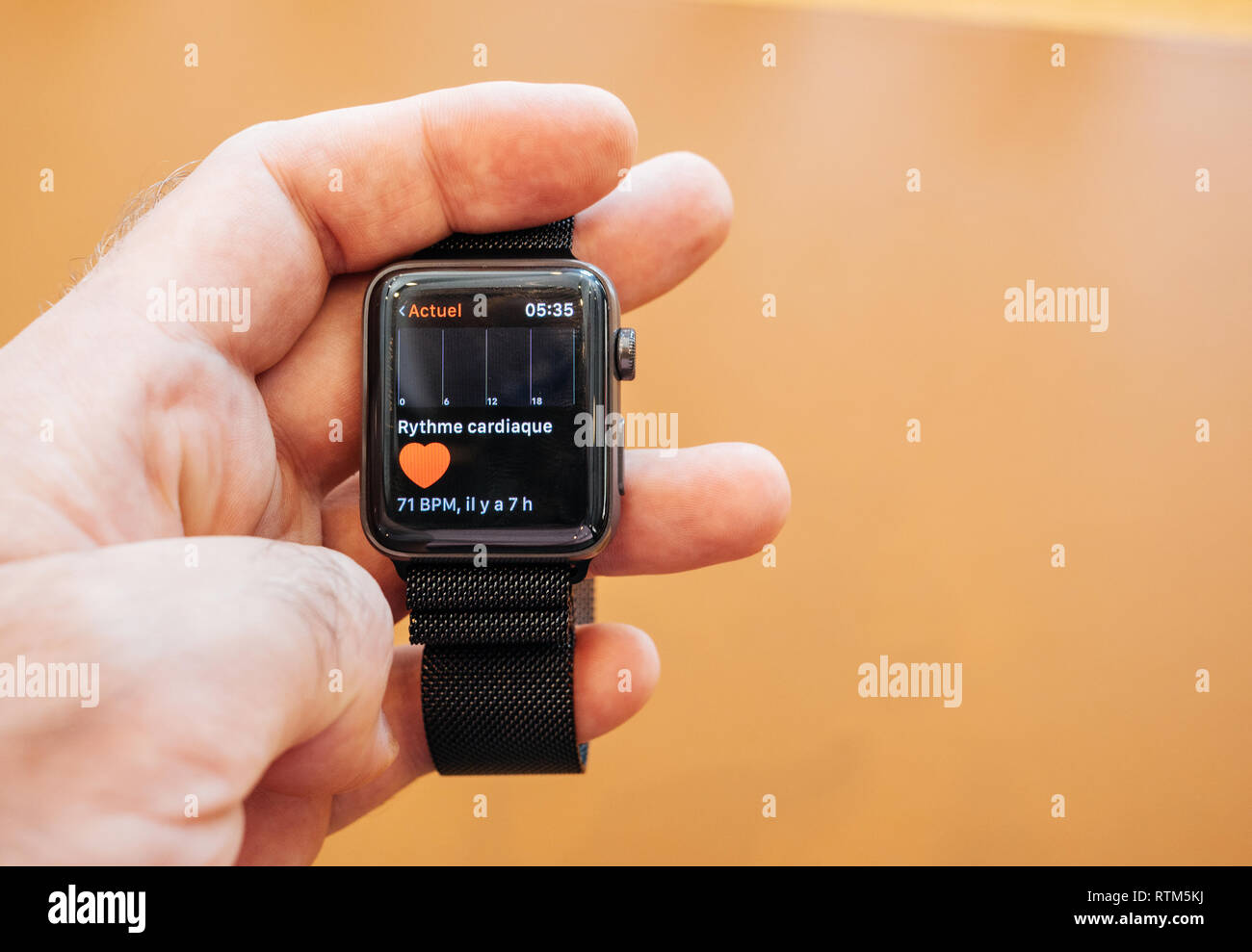 PARIS, Frankreich, 22.September 2017: Neue Apple Watch Serie 3 geht auf Verkauf im Apple Store mit Herz Rhythmus cario Holter watch Holding wath Stockfoto
