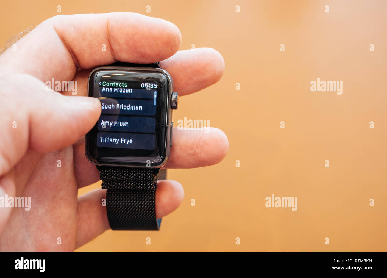 Apple Watch Auf Der Hand Stockfotos Und Bilder Kaufen Alamy Apple Watch Auf Der Hand Stockfotos Und Bilder Kaufen Alamy