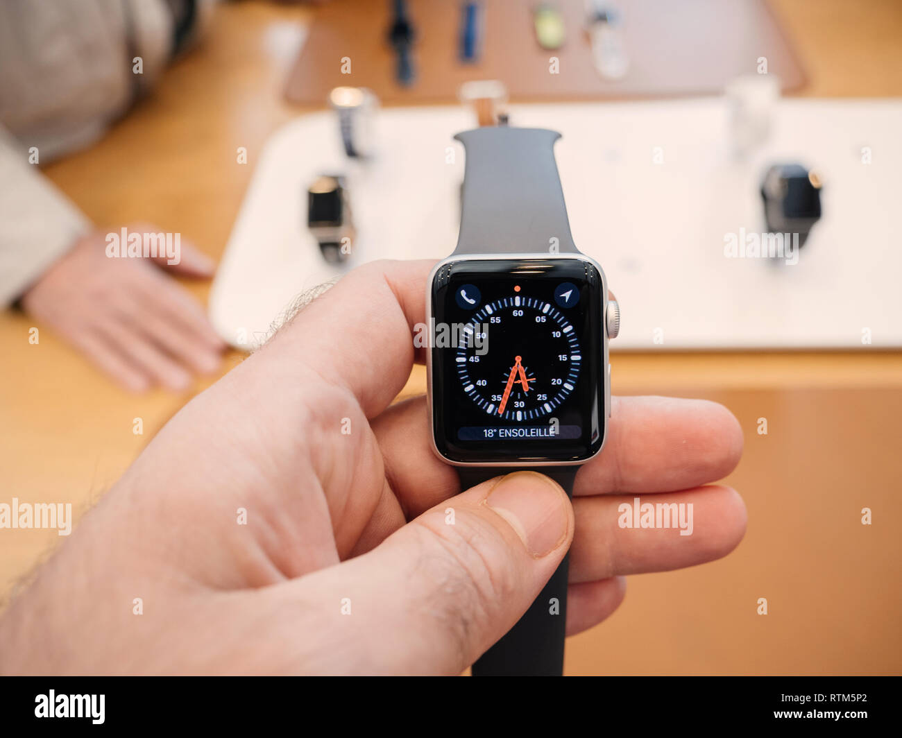 PARIS, Frankreich, 22.September 2017: Neue Apple Watch Serie 3 geht auf  Verkauf im Apple Store mit tachymeter Watch face Sport Business  Stockfotografie - Alamy