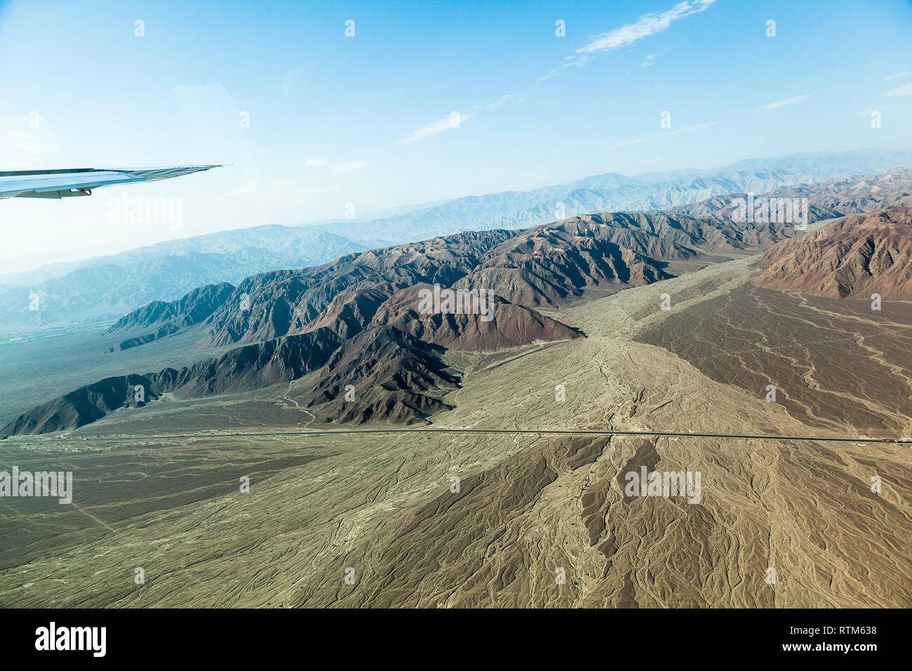 Blick aus dem Fenster eines Flugzeuges der Entlastung der Wüste und die Linien, die durch Erosion im regnerischen Jahreszeiten in der Hochebene von Nazca gebildet werden, Pro Stockfoto