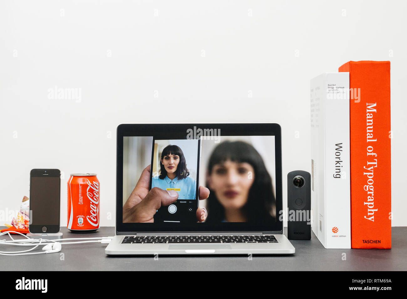 PARIS, Frankreich, 13.September 2017: Minimalistische kreative Zimmer und Safari Browser auf MacBook Pro Laptop präsentiert Apple Keynote Website präsentiert das neue iPhone X10 Hochformat Kamera Stockfoto