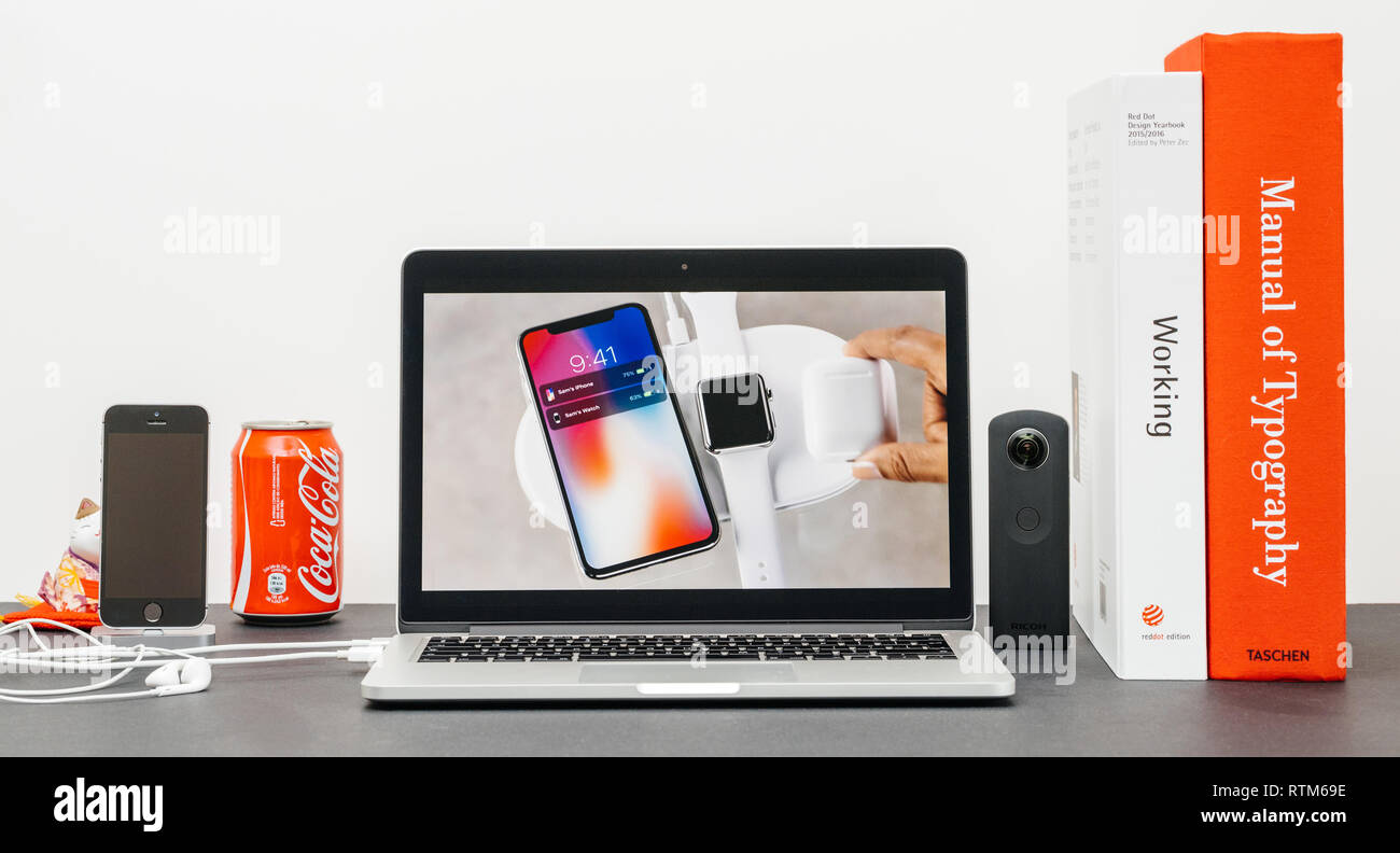 PARIS, Frankreich, 13.September 2017: Minimalistische kreative Zimmer und Safari Browser auf MacBook Pro Laptop präsentiert Apple Keynote Website präsentiert das neue iPhone X10 AirCharger drahtlose Aufladen Stockfoto