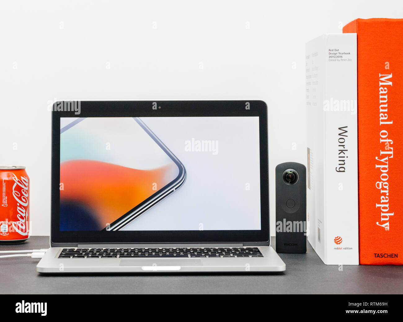 PARIS, Frankreich, 13.September 2017: Minimalistische kreative Zimmer und Safari Browser auf MacBook Pro Laptop präsentiert Apple Keynote Website präsentiert das neue iPhone X 10 Kanten Stockfoto