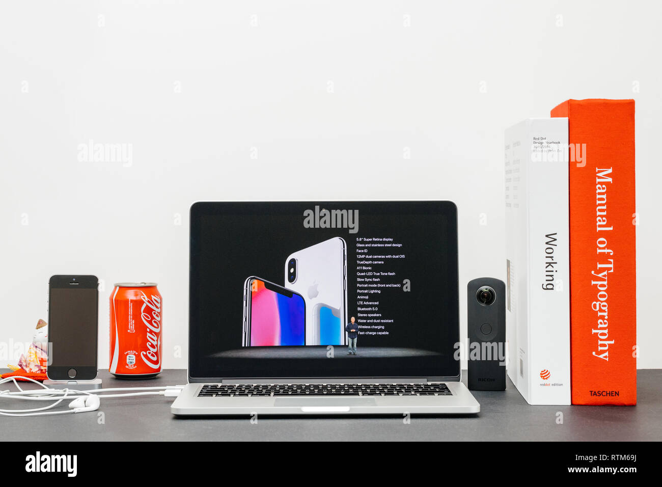 PARIS, Frankreich, 13.September 2017: Minimalistische kreative Zimmer und Safari Browser auf MacBook Pro Laptop präsentiert Apple Keynote mit Phil Schiller bei der Vorstellung des neuen iPhone X10 Technische Daten für das Telefon Stockfoto