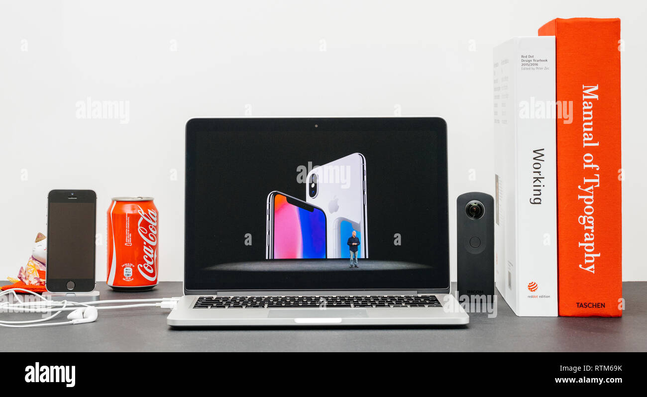 PARIS, Frankreich, 13.September 2017: Minimalistische kreative Zimmer und Safari Browser auf MacBook Pro Laptop präsentiert Apple Keynote Website präsentiert das neue iPhone X 10 Phill Schiller und iPhone 8 Plus Stockfoto