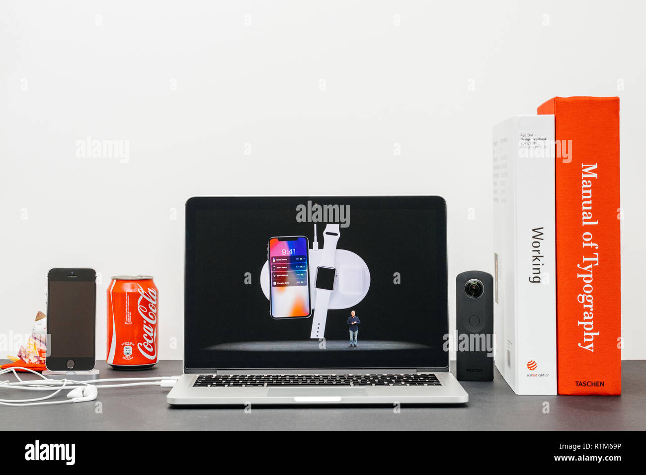 PARIS, Frankreich, 13.September 2017: Minimalistische kreative Zimmer und Safari Browser auf MacBook Pro Laptop präsentiert Apple Keynote mit Phil Schiller bei der Vorstellung des neuen iPhone X 10 AirPower Kamera Foto Stockfoto