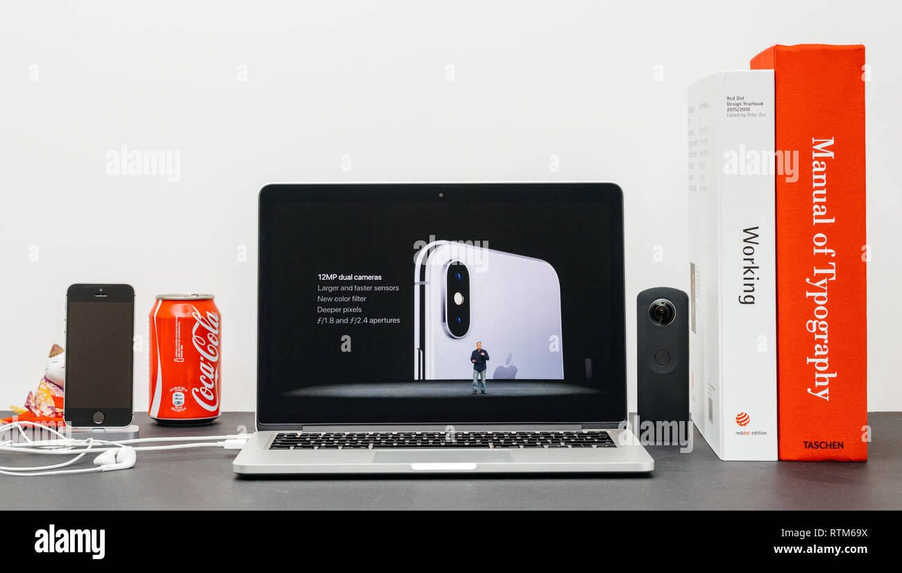 PARIS, Frankreich, 13.September 2017: Minimalistische kreative Zimmer und Safari Browser auf MacBook Pro Laptop präsentiert Apple Keynote mit Phil Schiller bei der Vorstellung des neuen iPhone X 10 AirPower Kamera Foto Stockfoto