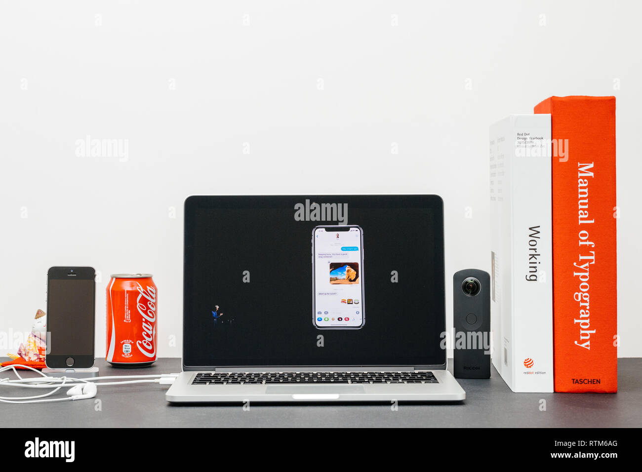 PARIS, Frankreich, 13.September 2017: Minimalistische kreative Zimmer und Safari Browser auf MacBook Pro Laptop präsentiert Apple Keynote Website mit der Vorstellung des neuen iPhone X 10 Emoji mit Tim Cook Stockfoto