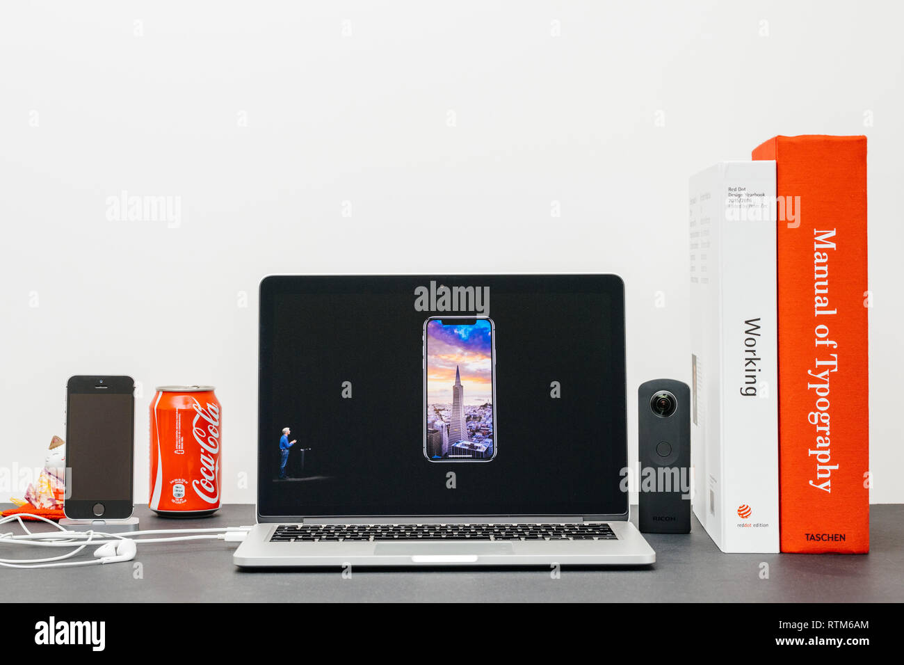 PARIS, Frankreich, 13.September 2017: Minimalistische kreative Zimmer und Safari Browser auf MacBook Pro Laptop präsentiert Apple Keynote Website präsentiert das neue iPhone X10 HDR-Foto Stockfoto