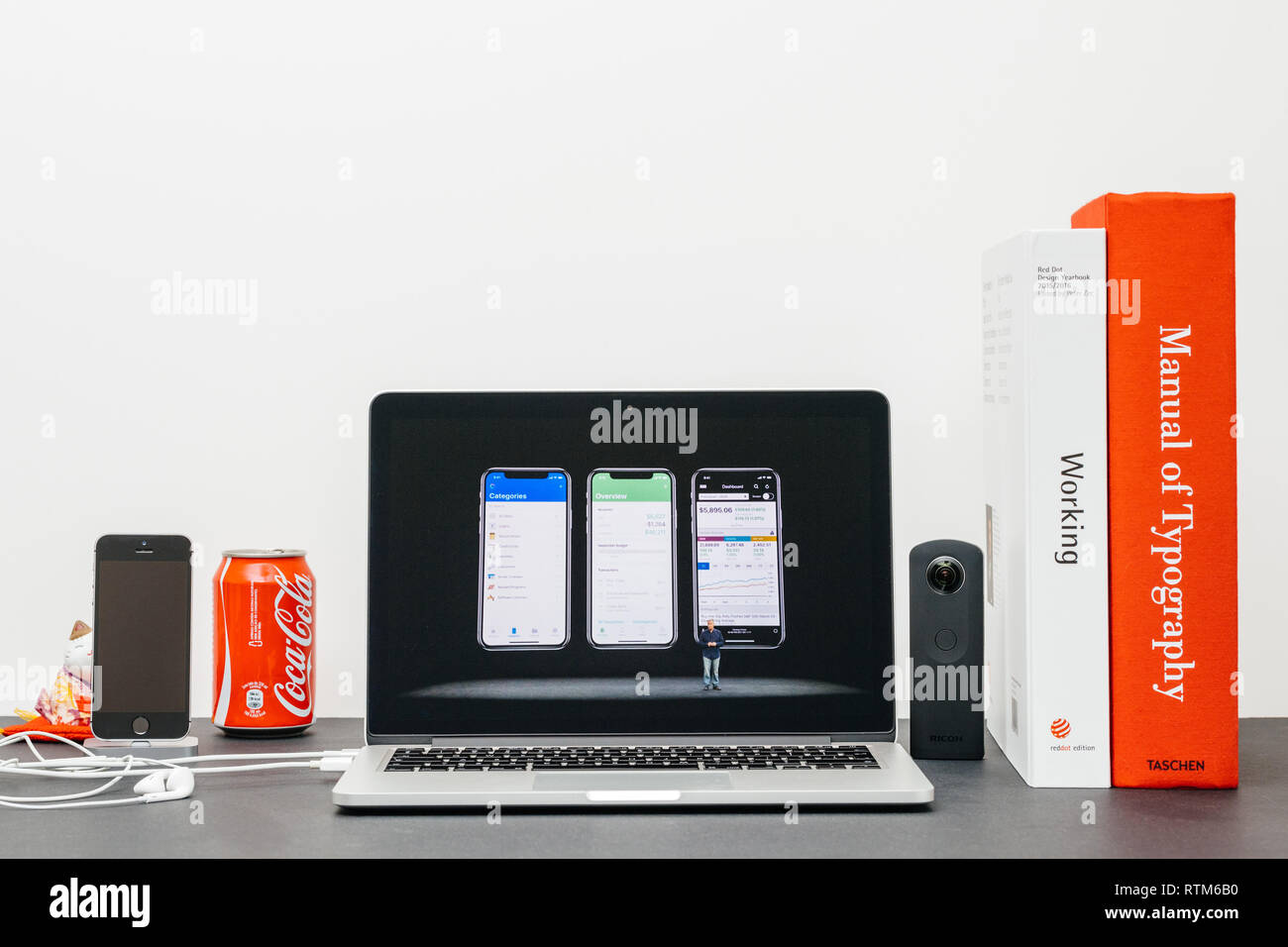 PARIS, Frankreich, 13.September 2017: Minimalistische kreative Zimmer und Safari Browser auf MacBook Pro Laptop präsentiert Apple Keynote mit Phil Schiller bei der Vorstellung des neuen iPhone X10 apple Dashboard Stockfoto