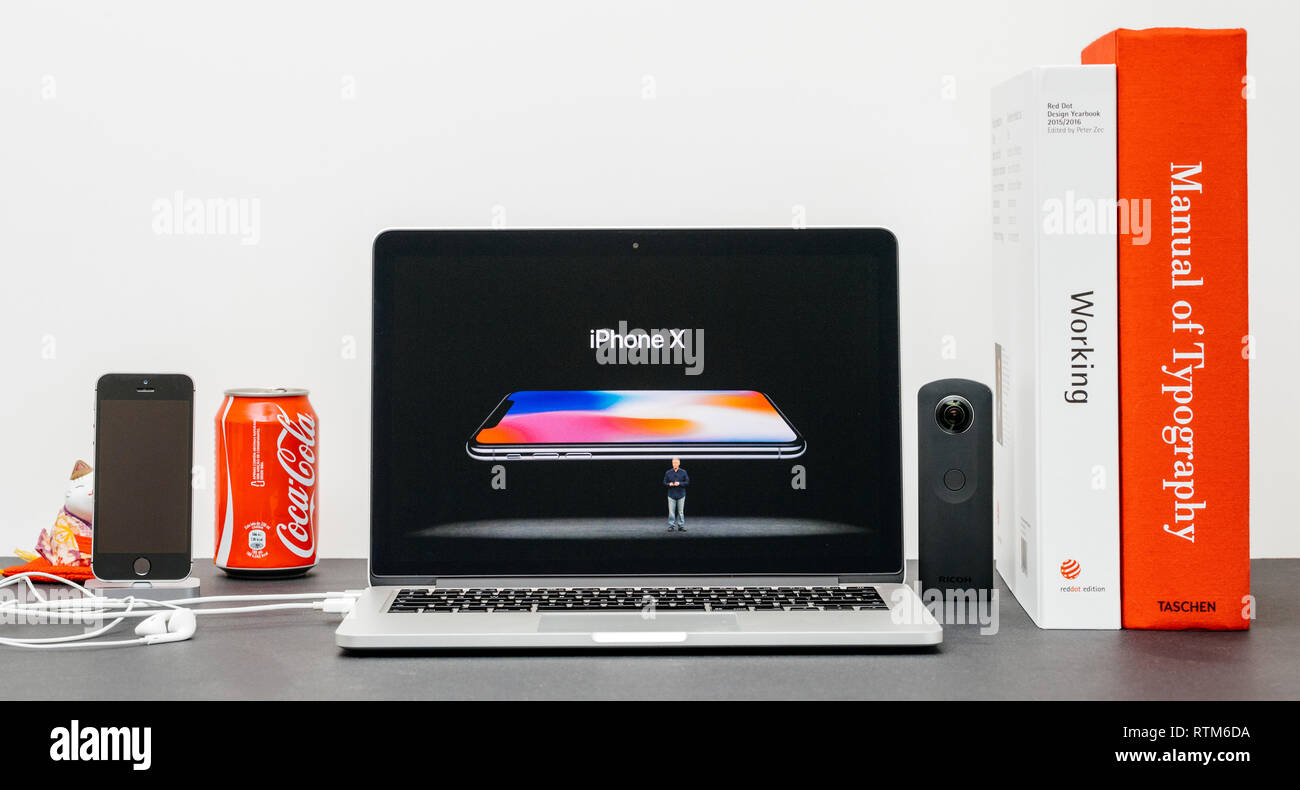 PARIS, Frankreich, 13.September 2017: Minimalistische kreative Zimmer und Safari Browser auf MacBook Pro Laptop präsentiert Apple Keynote mit Phil Schiller Apple marketing Chief bei der Vorstellung des neuen iPhone X10 Stockfoto