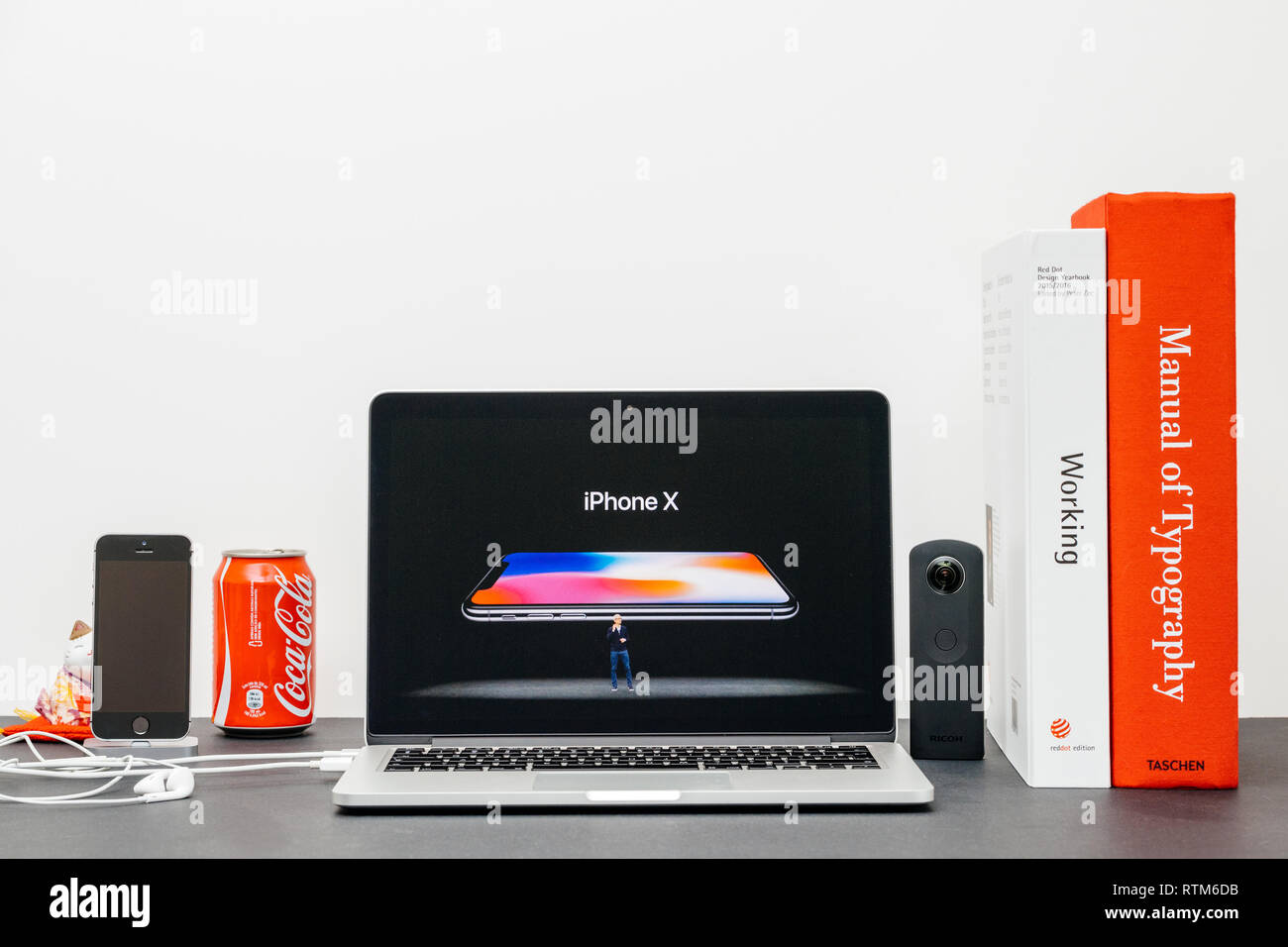 PARIS, Frankreich, 13.September 2017: Minimalistische kreative Zimmer und Safari Browser auf MacBook Pro Laptop präsentiert Apple Keynote Website mit Tim Koch bei der Vorstellung des neuen iPhone X10 Stockfoto