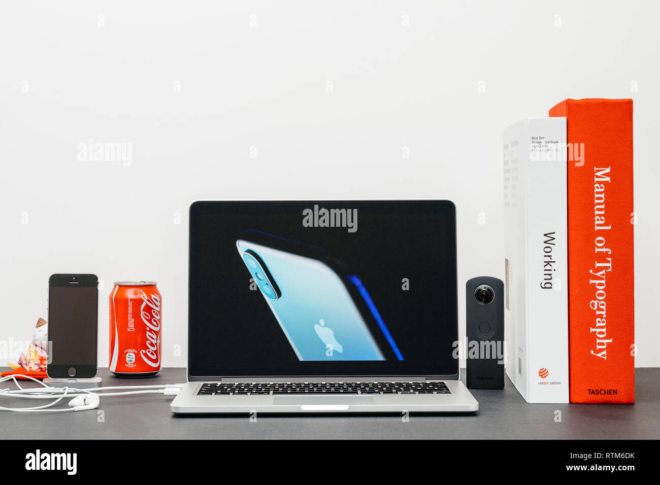 PARIS, Frankreich, 13.September 2017: Minimalistische Kreativraum mit Safari Browser öffnen auf dem MacBook Pro Laptop präsentiert Apple Keynote Website mit der Vorstellung der Stockfoto