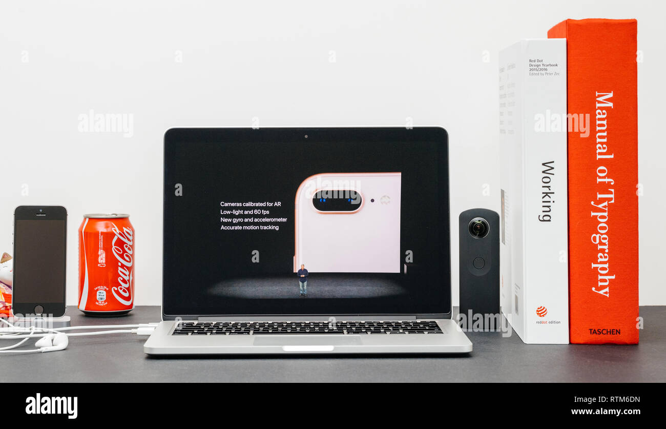 PARIS, Frankreich, 13.September 2017: Minimalistische Kreativraum mit Safari Browser öffnen auf dem MacBook Pro Laptop präsentiert Apple Keynote Website mit der Vorstellung der Stockfoto