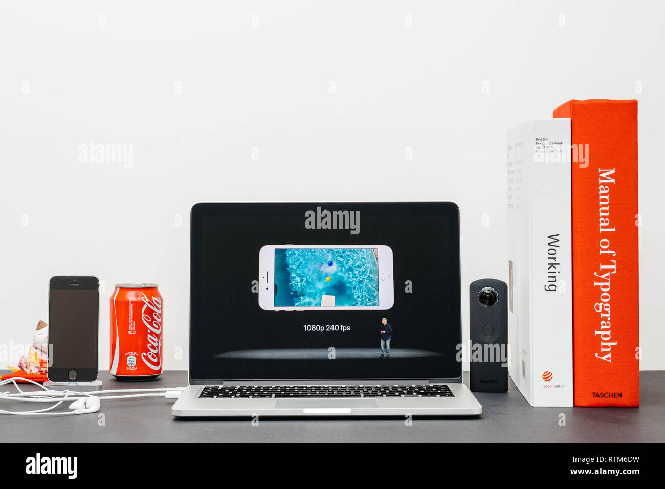 PARIS, Frankreich, 13.September 2017: Minimalistische Kreativraum mit Safari Browser öffnen auf dem MacBook Pro Laptop präsentiert Apple Keynote Website mit der Vorstellung der Stockfoto