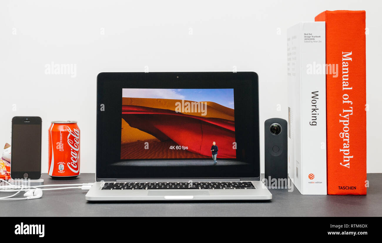 PARIS, Frankreich, 13.September 2017: Minimalistische Kreativraum mit Safari Browser öffnen auf dem MacBook Pro Laptop präsentiert Apple Keynote Website mit der Vorstellung der Stockfoto
