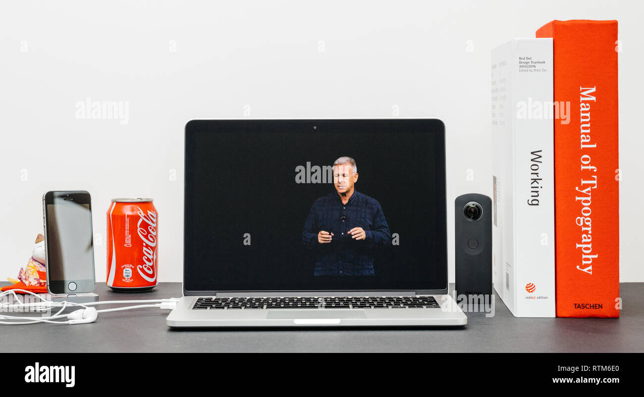 PARIS, Frankreich, 13.September 2017: Minimalistische Kreativraum mit Safari Browser öffnen auf dem MacBook Pro Laptop präsentiert Apple Keynote Website mit der Vorstellung der Stockfoto
