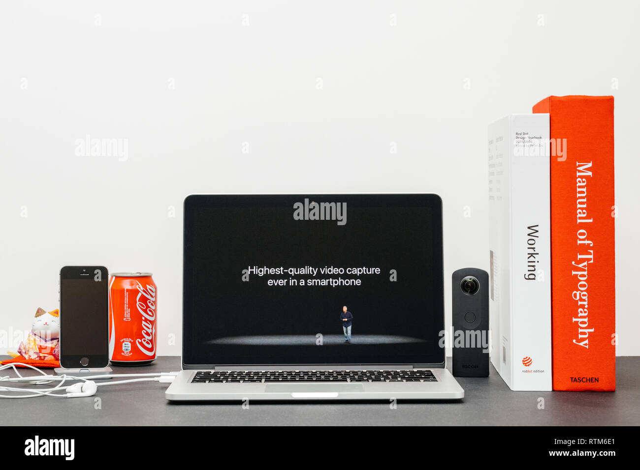 PARIS, Frankreich, 13.September 2017: Minimalistische Kreativraum mit Safari Browser öffnen auf dem MacBook Pro Laptop präsentiert Apple Keynote Website mit der Vorstellung der Stockfoto