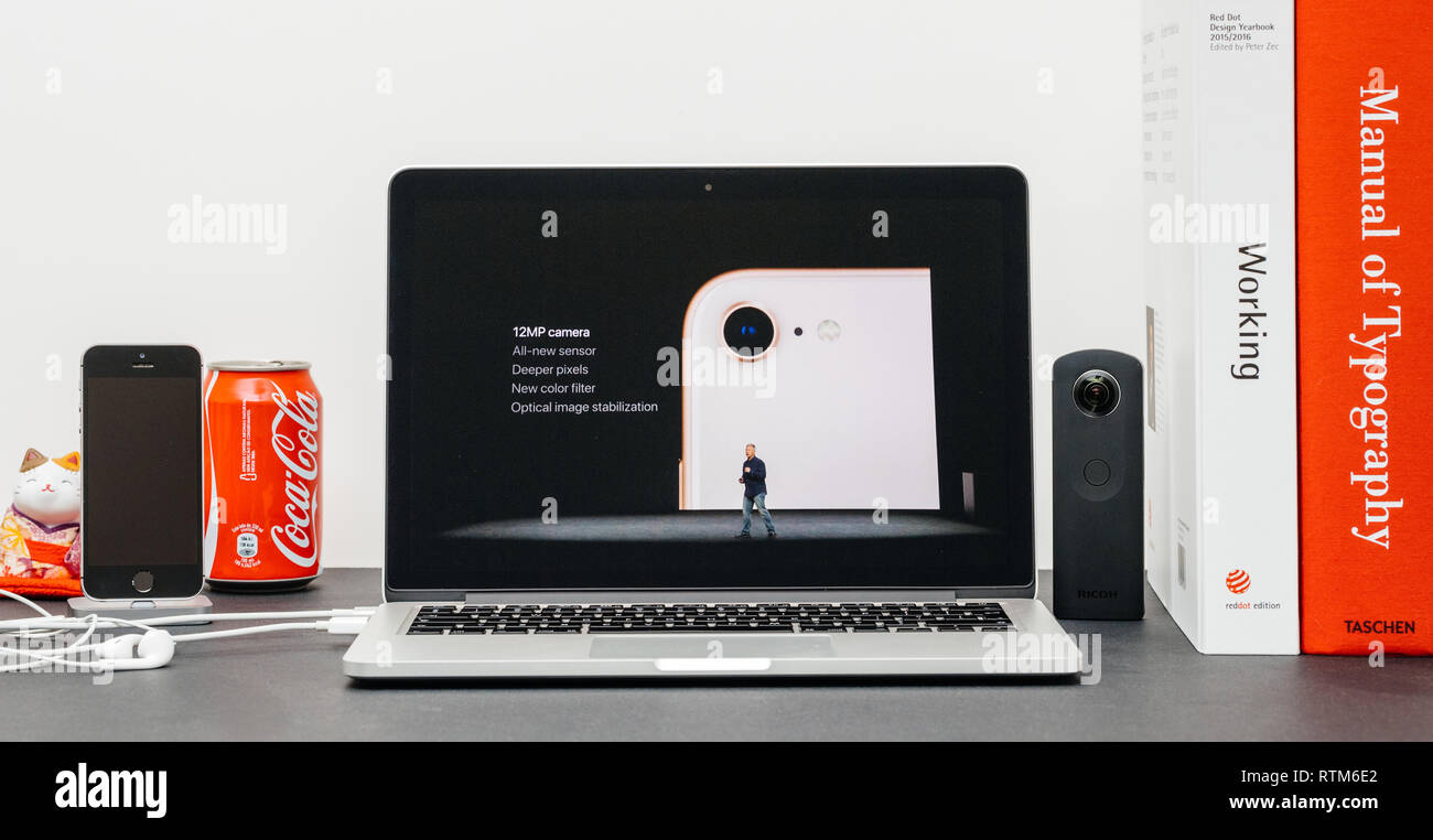 PARIS, Frankreich, 13.September 2017: Minimalistische Kreativraum mit Safari Browser öffnen auf dem MacBook Pro Laptop präsentiert Apple Keynote Website mit der Vorstellung der Stockfoto