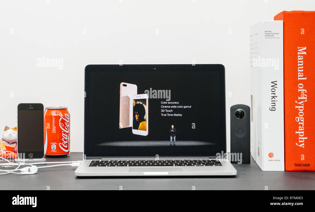 PARIS, Frankreich, 13.September 2017: Minimalistische Kreativraum mit Safari Browser öffnen auf dem MacBook Pro Laptop präsentiert Apple Keynote mit Phil Schiller und der Vorstellung des Iphone 8. Stockfoto