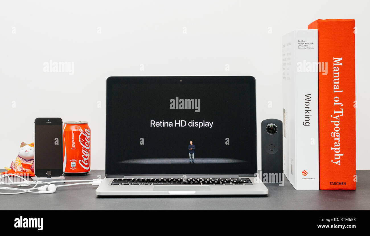 PARIS, Frankreich, 13.September 2017: Minimalistische Kreativraum mit Safari Browser öffnen auf dem MacBook Pro Laptop präsentiert Apple Keynote Website mit der Vorstellung der Stockfoto