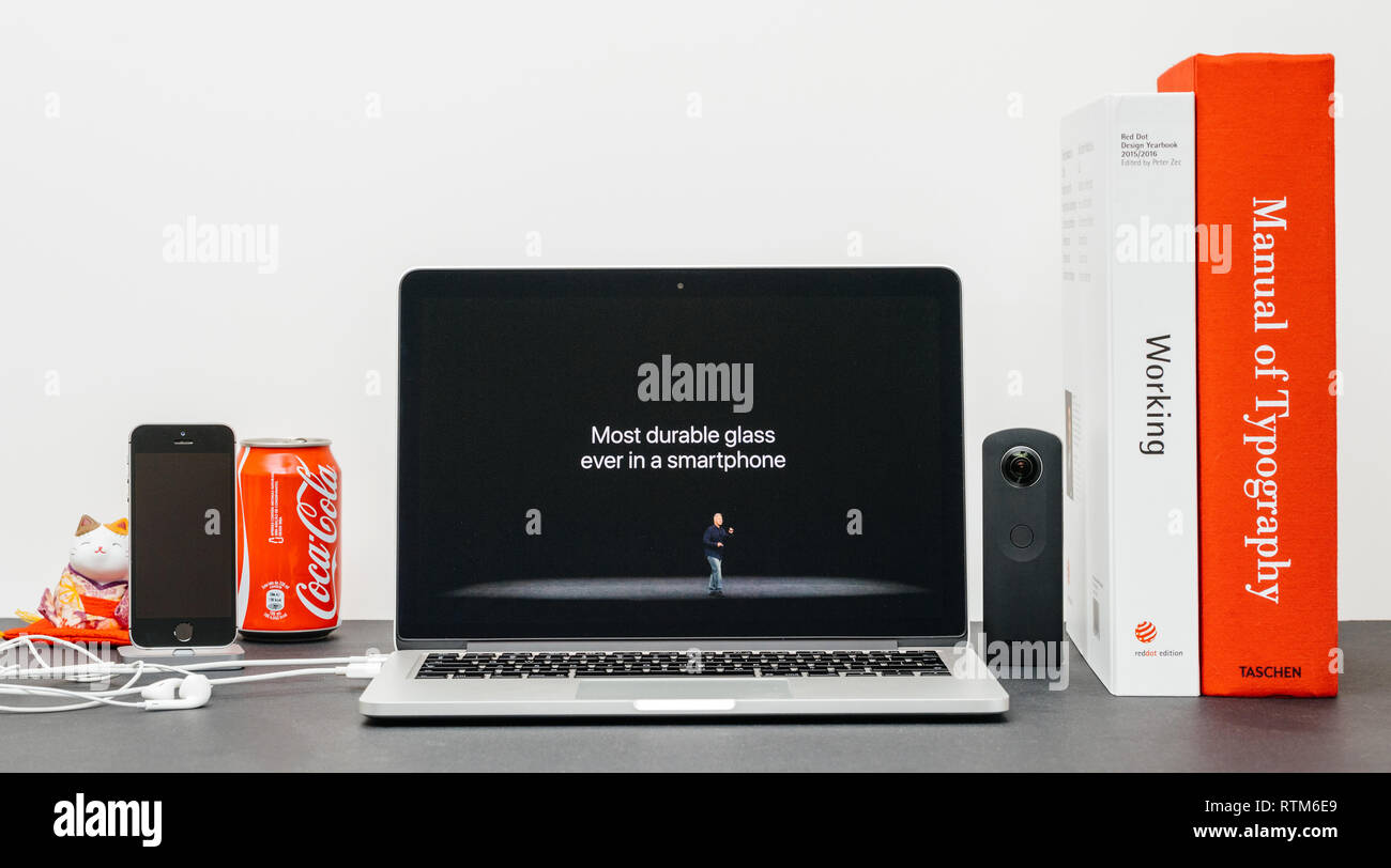 PARIS, Frankreich, 13.September 2017: Minimalistische Kreativraum mit Safari Browser öffnen auf dem MacBook Pro Laptop präsentiert Apple Keynote Website mit der Vorstellung der Stockfoto