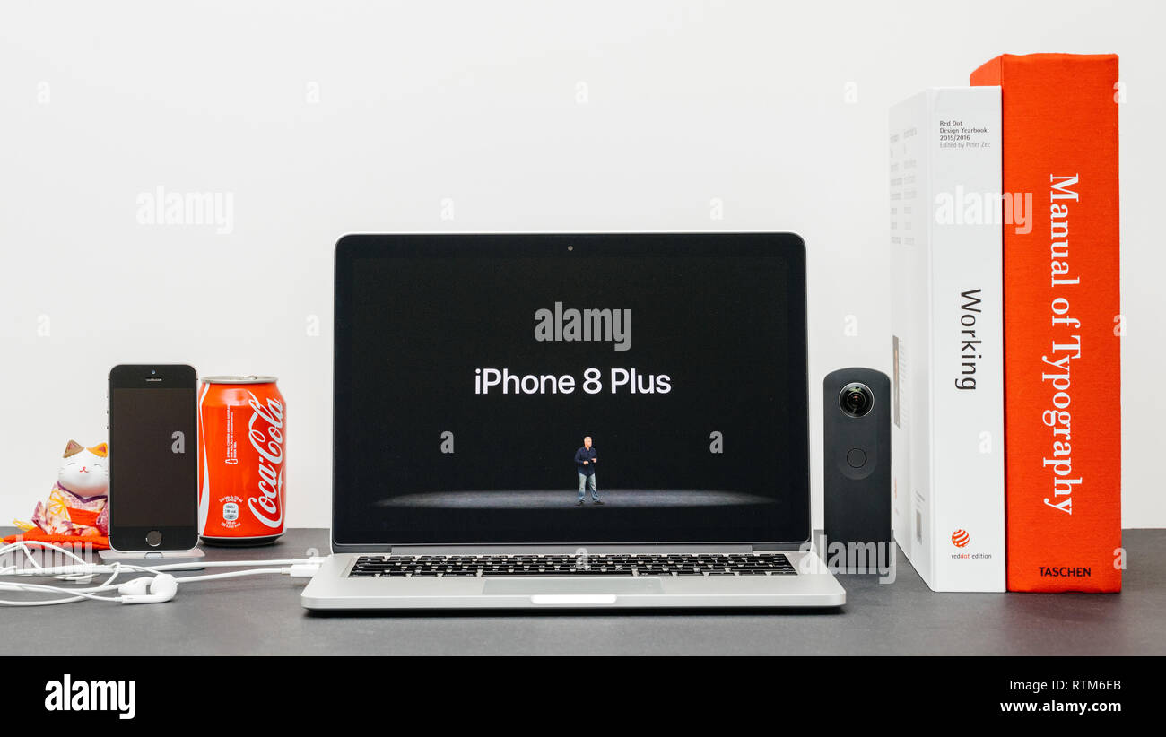 PARIS, Frankreich, 13.September 2017: Minimalistische Kreativraum mit Safari Browser öffnen auf dem MacBook Pro Laptop präsentiert Apple Keynote Website mit der Vorstellung der Stockfoto