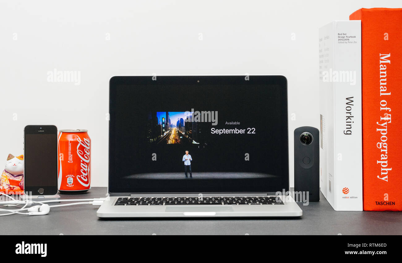 PARIS, Frankreich, 13.September 2017: Minimalistische Kreativraum mit Safari Browser öffnen auf dem MacBook Pro Laptop präsentiert Apple Keynote Website mit der Vorstellung der Stockfoto