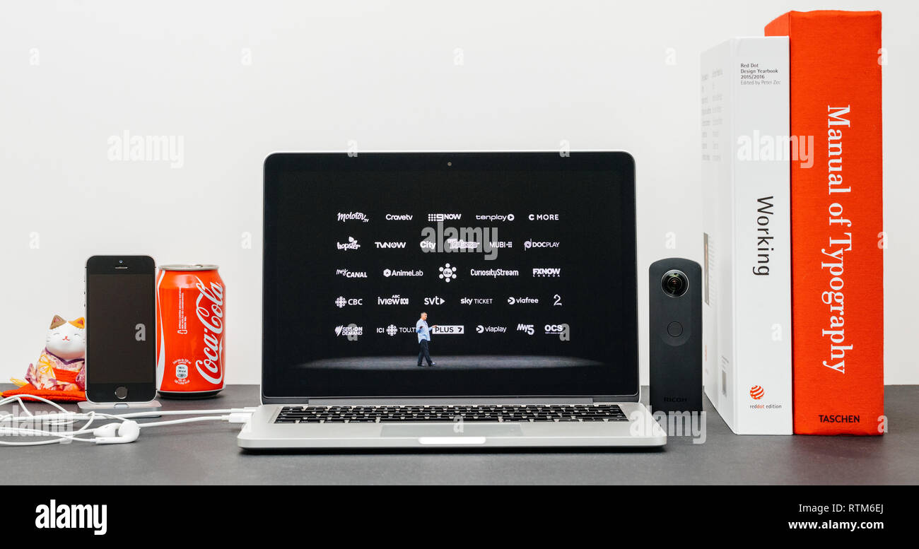 PARIS, Frankreich, 13.September 2017: Minimalistische Kreativraum mit Safari Browser öffnen auf dem MacBook Pro Laptop präsentiert Apple Keynote Website mit der Vorstellung der Stockfoto